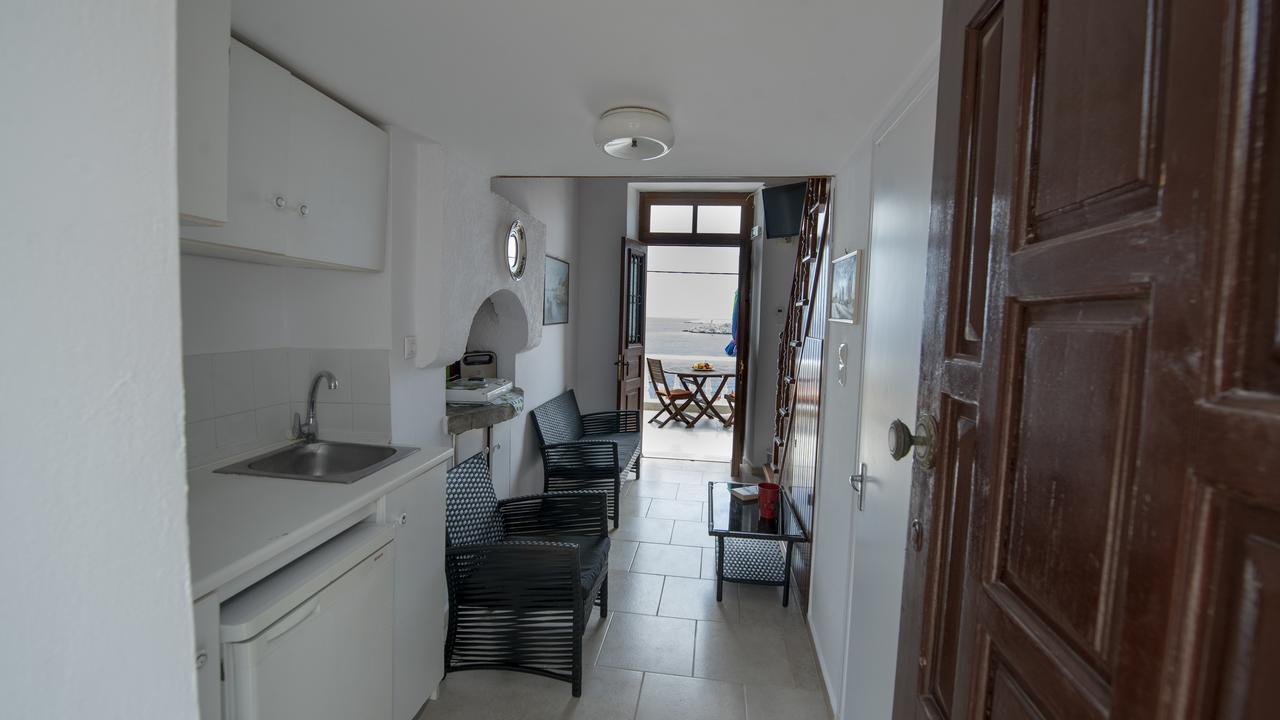 Roulas Apartments Chalki Town Luaran gambar