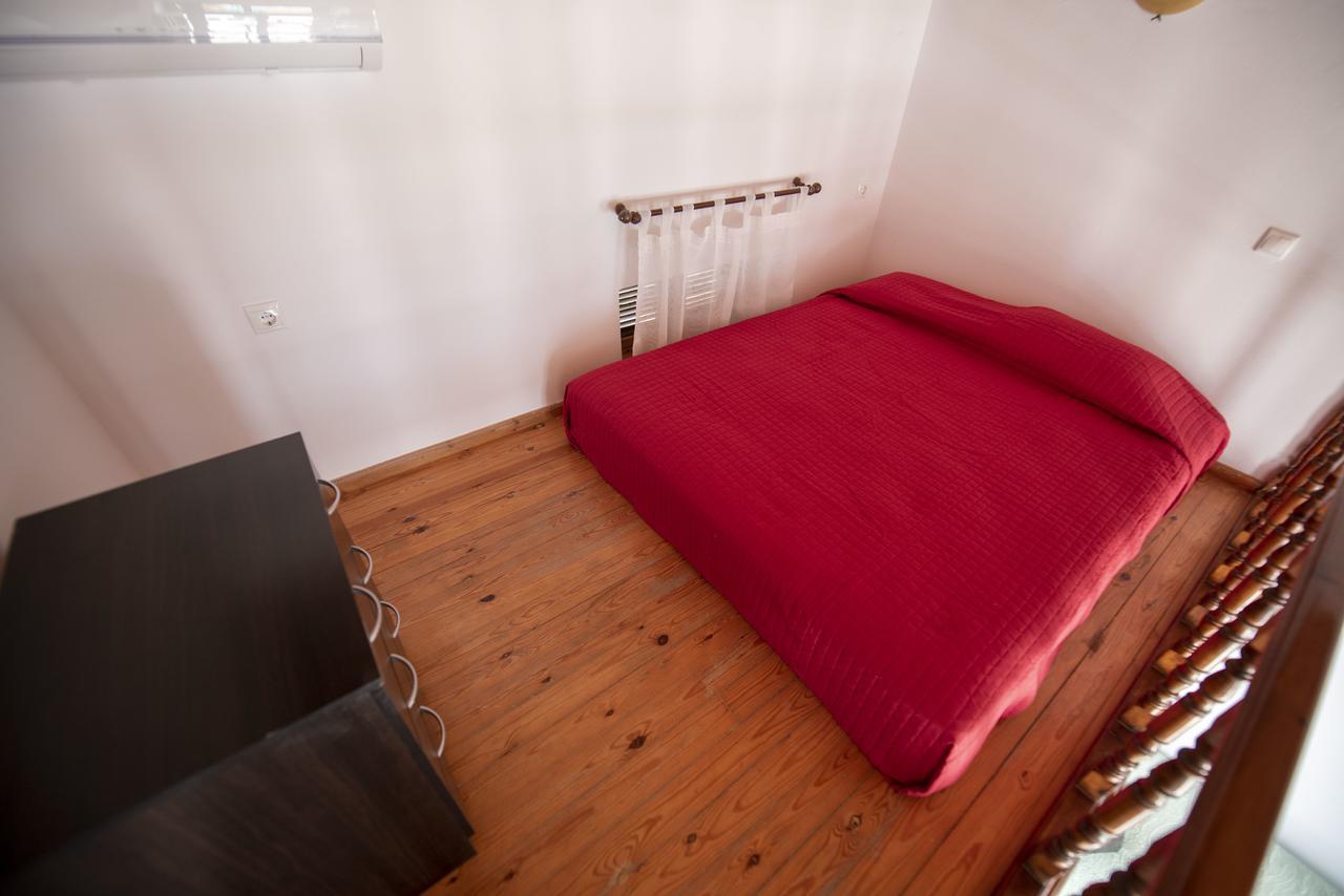 Roulas Apartments Chalki Town Luaran gambar